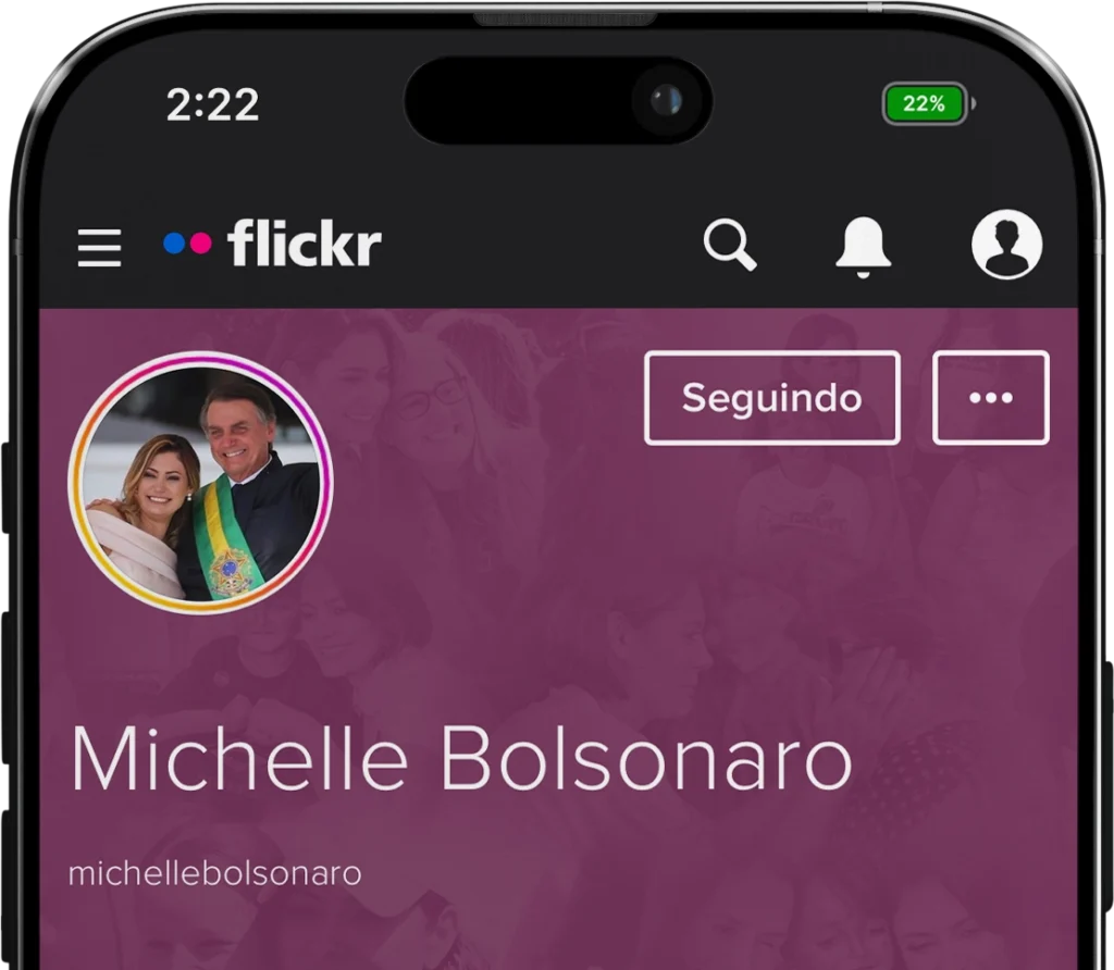 Mockup de celular exibindo o perfil de Michelle Bolsonaro no Flickr, com foto de perfil ao lado do ex-presidente Jair Bolsonaro
